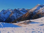 51 Dai dossi vista sui Piani e verso costiera Tre Signori e  Monte Avaro